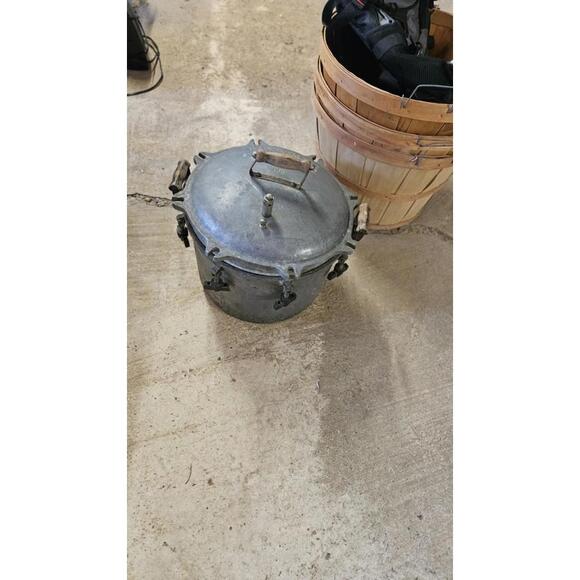 vintage pressure cooker canner - Picture 9 of 15